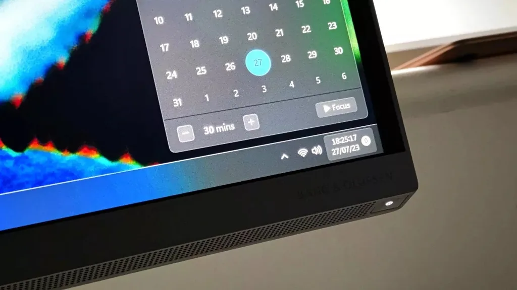 Windows 11 értesítések új felülettel, naptár és fókusz funkcióval a képernyőn.