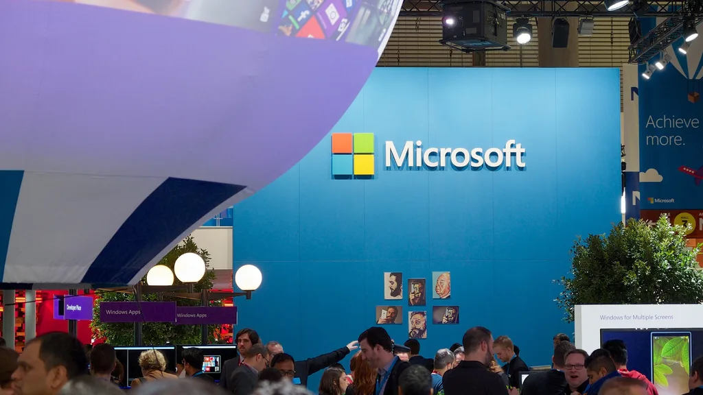 Microsoft konferenciastand nagy kijelzővel és logóval a kiállításon