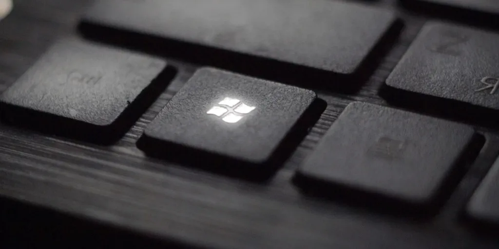 Windows billentyűparancsok – világít a Windows gomb egy sötét billentyűzeten