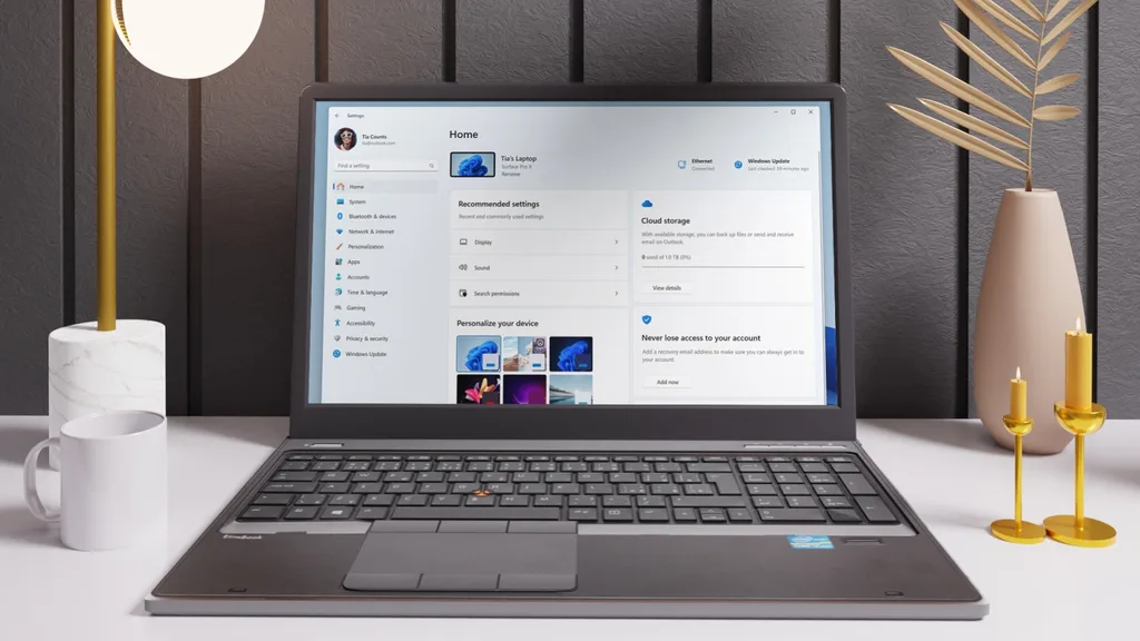 Windows 11 beállítási kezdőlap megjelenítése egy laptopmonitoron az asztalon.