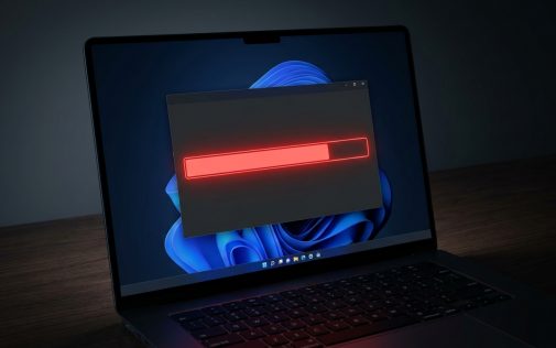 Laptop kijelzőjén piros figyelmeztető sáv egy hiba vagy figyelmeztetés szimbóluma jelenik meg.