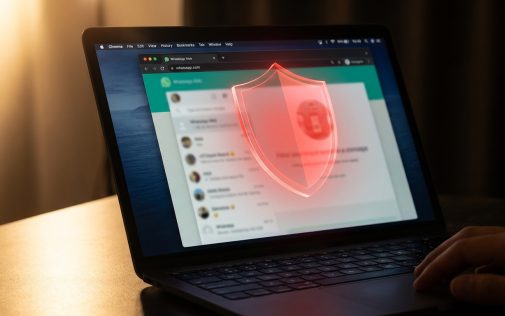 WhatsApp webes felület egy vörös biztonsági pajzzsal, amely az adatvédelmet szimbolizálja.