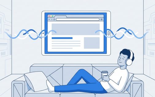 Fiatal férfi a kanapén, fejhallgatóval, kávéval a kezében, a háta mögött egy monitoron megjelenő weboldal.