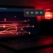 MacBook laptopan nyitott Chrome böngészőben VPN bővítmények megjelenítése piros neon háttérrel.